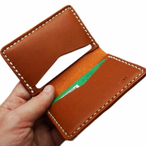 Cartera de cuero plegable con bolsillo frontal, tarjetero delgado, minimalista y clásico.