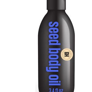 以下が含まれることがあります： 青い文字が入った黒い種子ボディオイルのボトル。ボトルには黒いキャップと金とタンの丸いラベルが付いています。ボトルには100mlの製品が入っています。