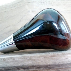 以下が含まれることがあります： クロムベースのダークブラウンウッド製のシフトノブ。ノブは光沢のある仕上げです。