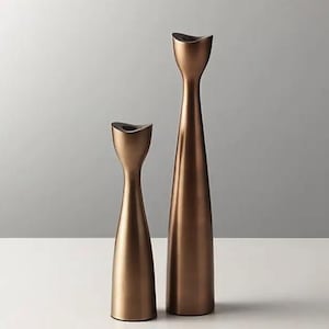 モダンなブロンズメタルキャンドルホルダー2個セット - テーブルのセンターピース、マントルピース、結婚式、またはホームデコレーションに最適な、洗練されたミニマリストテーパーホルダー