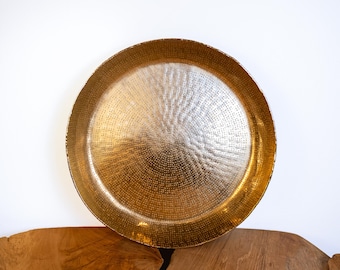 Bandeja metálica hecha a mano de 45 cm de diámetro: centro de mesa de lujo, arte de pared, regalo perfecto o pieza decorativa.