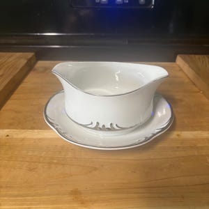 Style Home Japan Embassy Gravy Boat with Attached Under plate 20 oz Platinum Rim