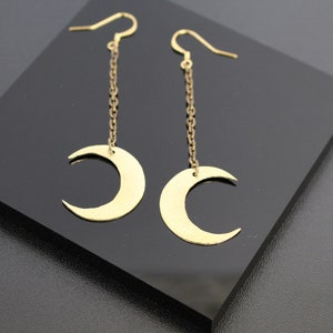 &quot;Moon&quot; earrings in brass, engraved with chain