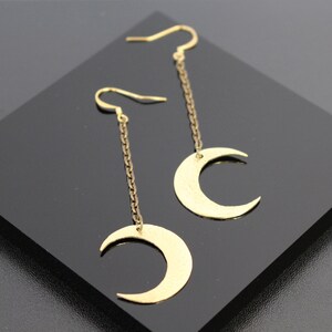 &quot;Moon&quot; earrings in brass, engraved with chain
