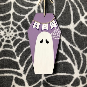 Party Ghoul - pintado a mano 6 x 3 "forma de ataúd decorativo de madera arte de pared colgante - pastel gótico púrpura embrujado halloween boo fantasma espeluznante