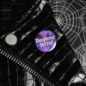 Puede incluir: Un juego de tres tazas de cerámica con un acabado moteado y mate. Las tazas son de color crema, marrón claro y marrón oscuro. Cada taza tiene un diseño simple y minimalista.