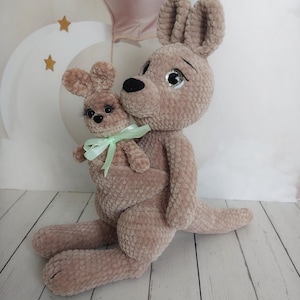Handmade Kangaroo Plush Toy with Baby, Soft Amigurumi Stuffed Animal, Cute Gift for Kids, Toddlers, Newborns, Nursery Decor, Baby Shower.