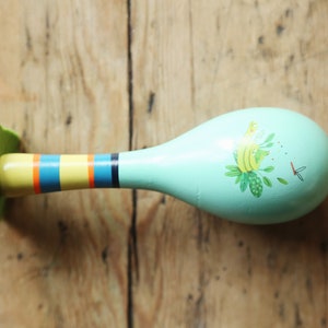 Maraca in legno della giungla blu