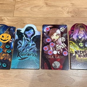 Può includere: Quattro carte di gioco illustrate con personaggi fantasy. Le carte includono il Cavaliere senza testa con zucche, Raveness, Pale Lady e Necromancer. Ogni carta ha opere d'arte e pedine uniche.