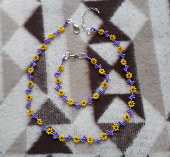 Beaded outlet daisy necklace