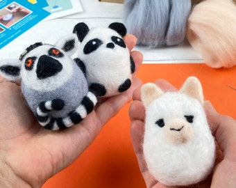 Mini animaux de compagnie feutrés à l'aiguille 2 - Fabriquez TROIS porte-clés animaux en feutre dans ce kit de création pour débutants pour adultes. Créez un joli lama, un panda et un lémurien !