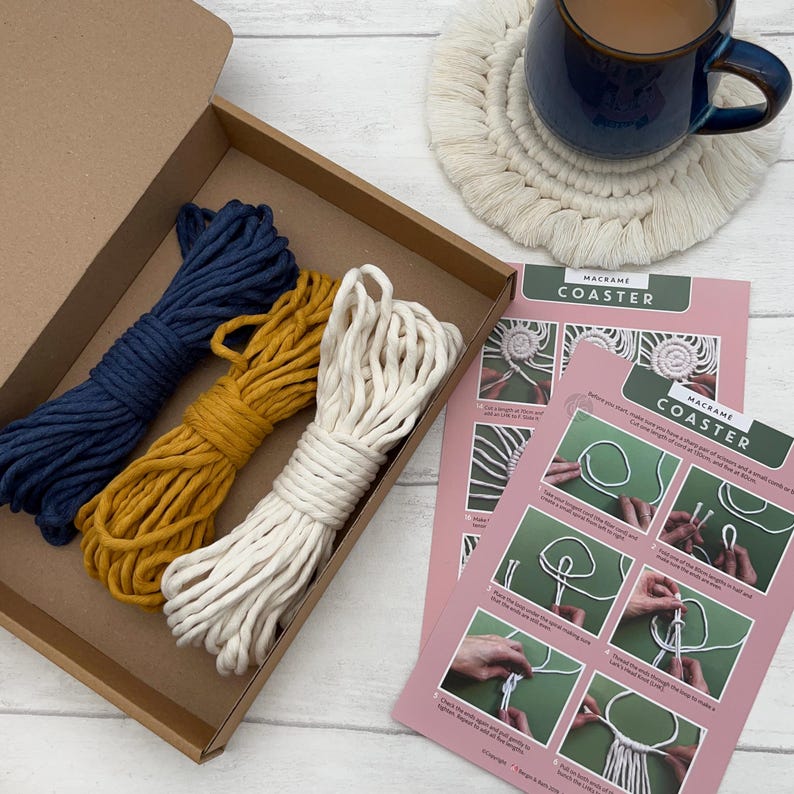 Puede incluir: Un kit para hacer posavasos de macram&eacute;. El kit incluye tres ovillos de cuerda en azul marino, amarillo mostaza y blanco, e instrucciones para hacer un posavasos. Las instrucciones incluyen un diagrama que muestra c&oacute;mo hacer el posavasos.