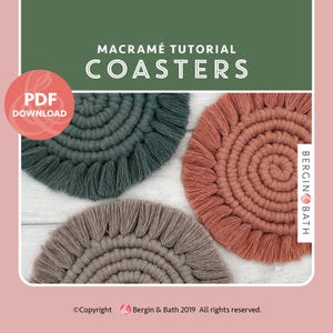 Könnte beinhalten: Nahaufnahme von drei Makramee-Untersetzern in Grün-, Korallen- und Beigetönen. Die Untersetzer haben ein kreisförmiges Design mit einem Fransenrand. Das Bild enthält den Text "MACRAMÉ TUTORIAL COASTERS" und eine "PDF DOWNLOAD" Grafik.