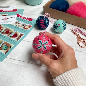 Kit de fieltrado con aguja - Adornos navideños - Crea tus propios adornos navideños de fieltro. ¡El relleno perfecto para tus calcetines navideños! Un regalo para ella.