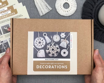 Kit macramé - Décorations de Noël. Apprenez à fabriquer un ensemble de HUIT flocons de neige avec ce kit de création pour adultes. Une idée de remplissage de bas.