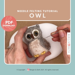 Könnte beinhalten: Ein Nadel-Filz-Tutorial für eine Eule. Die Eule ist grau, braun und beige mit großen Augen und gelben Füßen. Der Text "NEEDLE FELTING TUTORIAL OWL" und ein "PDF DOWNLOAD"-Symbol sind enthalten.