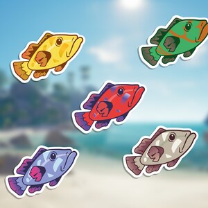 Op de afbeelding: Vijf kleurrijke cartoon-vis stickers met witte randen. De vissen zijn geel, groen, rood, grijs en blauw.