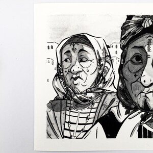 Puede incluir: Dibujo en tinta negra y blanca de dos mujeres con pa&ntilde;uelos en la cabeza. La mujer de la izquierda lleva un pa&ntilde;uelo estampado y un collar. La mujer de la derecha lleva un pa&ntilde;uelo liso y un pa&ntilde;uelo estampado.