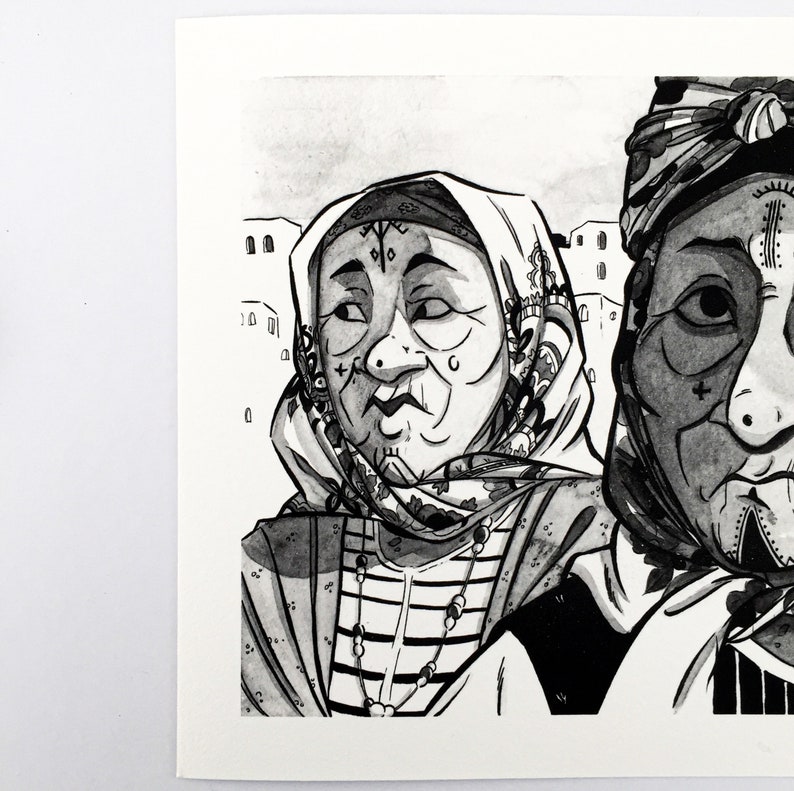 Puede incluir: Dibujo en tinta negra y blanca de dos mujeres con pa&ntilde;uelos en la cabeza. La mujer de la izquierda lleva un pa&ntilde;uelo estampado y un collar. La mujer de la derecha lleva un pa&ntilde;uelo liso y un pa&ntilde;uelo estampado.