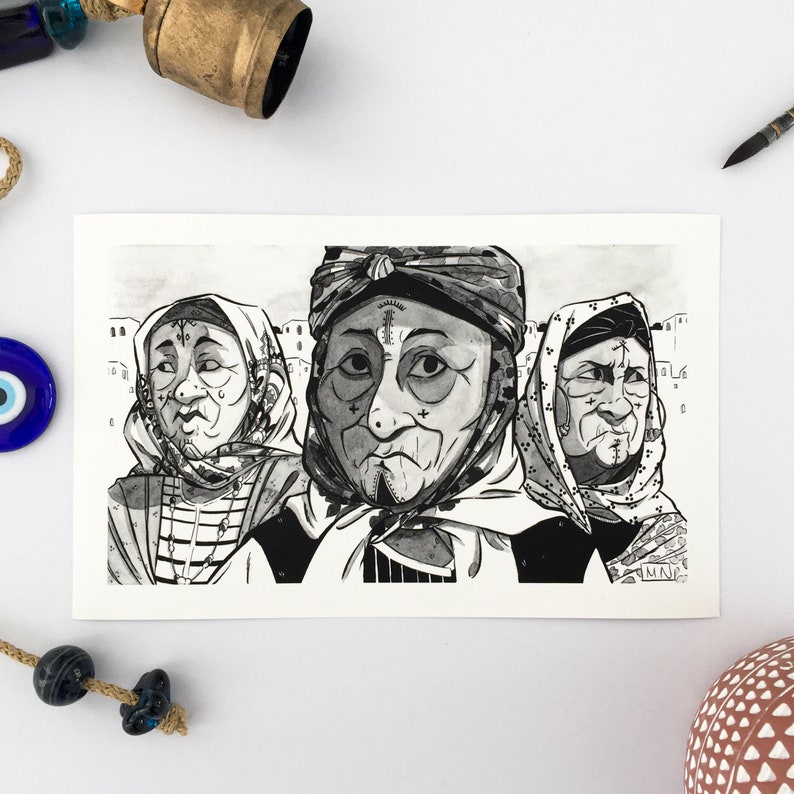 Puede incluir: Dibujo en tinta negra y blanca de tres mujeres con pa&ntilde;uelos en la cabeza. Las mujeres tienen rasgos faciales detallados y miran en diferentes direcciones.