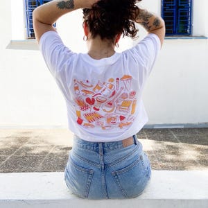 Top corto estampado de seda con diferentes objetos griegos