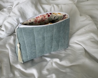 Kosmetiktasche I Kulturbeutel I Make up Tasche I Mäppchen I hellblau cord quilt mit buntem Blumenmuster Musselin I handgemacht