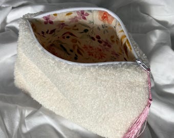 Kosmetiktasche I Kulturbeutel I Make up Tasche I Mäppchen I Teddy Plüsch weiß creme mit buntem Blumenmuster Musselin I handgemacht