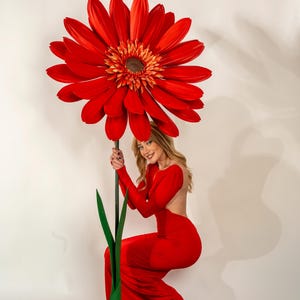 Fiore Gigante Gerbera Rossa in Gomma Eva - Fatto a Mano per Allestimenti, Feste, Vetrine e Sfilate