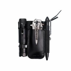 Puede incluir: Una funda de transporte de cuero negro con tres compartimentos. La funda contiene una linterna negra, una navaja plegable plateada con la palabra "STRIDER" impresa en ella y un bolígrafo táctico negro.