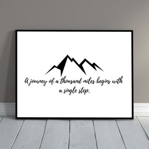 Eine Reise von tausend Meilen beginnt mit einem Schritt - Digital herunterladbares druckbares Poster als Motivation Inspiration Zitat für Wand Kunst Dekor