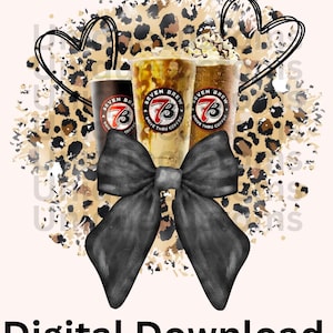 Könnte beinhalten: Digitaler Download mit drei Eiskaffees von Seven Brew Drive Thru Coffee. Die Getränke befinden sich in transparenten Bechern mit Schlagsahne und Karamellsauce. Eine schwarze Schleife und ein Leopardenmuster-Hintergrund vervollständigen das Design. Zwei schwarze Herzumrisse sind ebenfalls enthalten.
