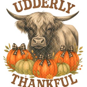 Könnte beinhalten: Eine digitale Illustration mit einem Highland-Rind mit großen Hörnern, über einer Sammlung von Kürbissen. Die Kürbisse sind orange und grün, verziert mit schwarz-weiß karierten Schleifen. Der Text lautet "UDDERLY THANKFUL".