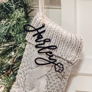 Etiquettes pour bas de Noël avec empreintes de pattes d&#39;animal de compagnie | Nom de Noël pour bas de Noël | Porte-nom en acrylique avec pattes de chien | Médaille personnalisée pour bas de Noël, patte de chat