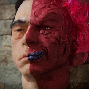 Dent 1993: 1.1 Silicone Wall-Hanger (Tommy Lee Jones)