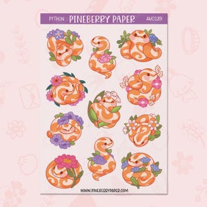 Könnte beinhalten: Ein Aufkleberbogen mit dem Titel Python Pineberry Paper AN0289, der elf einzelne Illustrationen von orange-weißen Schlangen zeigt, die sich zwischen verschiedenen bunten Blumen und grünen Blättern winden, mit der Website-URL unten.