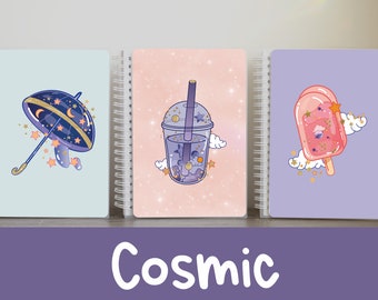 Può includere: Tre quaderni a spirale con illustrazioni a tema cosmico. I disegni includono un ombrello blu navy con stelle, una bevanda viola con stelle e un ghiacciolo rosa con stelle. La parola "Cosmic" è visualizzata sotto.