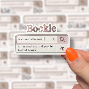 Może przedstawiać: Naklejka w kolorze jasnoróżowym i białym z motywem paska wyszukiwania i słowem "Bookle" nad nim. Pasek wyszukiwania zawiera tekst "is it normal to avoid" i "is it normal to avoid people to read books".