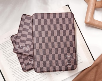 Etui na Kindle'a That's What She Read | Przezroczysta klapka z tyłu do Kindle Paperwhite, Colorsoft i Basic | Prezent dla miłośnika książek