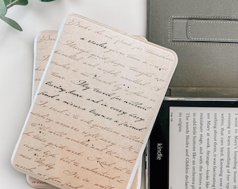 Etui na Kindle „In Another’s Words” | Okładka Vintage Script Kindle | Przezroczysta tylna okładka do Kindle Paperwhite, Colorsoft i Basic | Prezent dla miłośnika książek