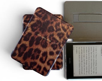 Etui Hot Girls Read Kindle | Etui na Kindle z nadrukiem w panterkę | Przezroczysta tylna klapka do Kindle Paperwhite, Colorsoft i Basic | Prezent dla czytelnika