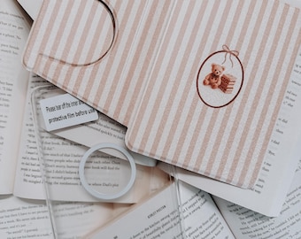 Odpinany, zabytkowy pokrowiec na Kindle'a Teddy | Przezroczysta, odpinana tylna pokrywa do Kindle'a Paperwhite, Colorsoft | Prezent dla miłośnika książek