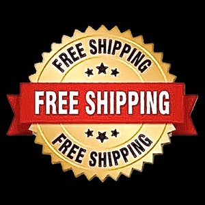 Puede incluir: Un sello dorado con las palabras "FREE SHIPPING" en un patr&oacute;n circular y una pancarta roja en el centro. La pancarta tambi&eacute;n muestra "FREE SHIPPING" en texto blanco. Tres estrellas negras est&aacute;n colocadas encima y debajo de la pancarta.