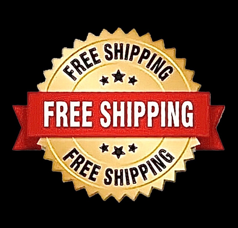 Puede incluir: Un sello dorado con las palabras "FREE SHIPPING" en un patr&oacute;n circular y una pancarta roja en el centro. La pancarta tambi&eacute;n muestra "FREE SHIPPING" en texto blanco. Tres estrellas negras est&aacute;n colocadas encima y debajo de la pancarta.