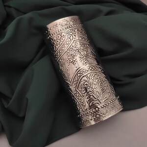 Bracelet jonc argenté à motif floral en relief | Manchette indienne ajustable | Livraison incluse