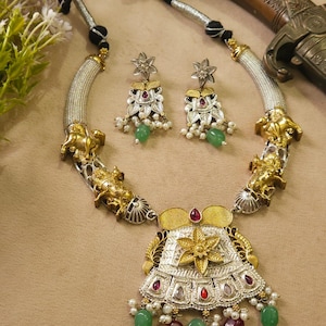Conjunto de gargantilla étnica Hasli con cuentas de ónix de dos tonos premium de la India, fusión de piedras, collar y pendientes indios, regalo para ella.