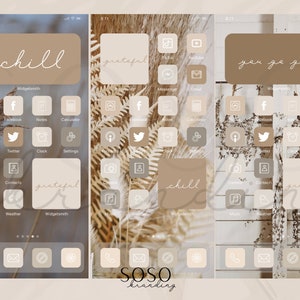 Pode incluir: Tr&ecirc;s telas iniciais do iPhone com &iacute;cones personalizados e uma paleta de cores neutras. Os &iacute;cones s&atilde;o contornos brancos em um fundo bege. O topo de cada tela apresenta uma frase manuscrita: "chill", "grateful" e "you go girl".
