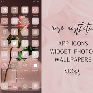 Puede incluir: Una rosa rosa y blanca con hojas verdes está en un jarrón de vidrio. El fondo es una imagen borrosa de una rosa rosa. La imagen es una maqueta de una pantalla de teléfono con iconos de aplicaciones en una estética rosa. El texto "rose aesthetic" está escrito en cursiva negra. El texto "APP ICONS WIDGET PHOTOS WALLPAPERS" está escrito en negro. El texto "SOSO branding" está escrito en negro.