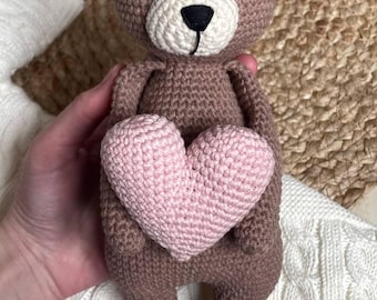 Handmade Crochet Bear with Heart – Amigurumi Teddy Gift – Soft Toy for Baby, Birthday or Valentine’s Day