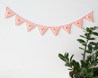 Felt daisy and pink bunting, daisy banner garland,  daisy birthday decor, wall decor for nursery, playroom or children's room