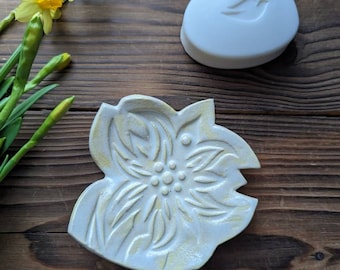 Handmade white flower soap dish, ceramic rustic style, bathroom accessories, ceramic art, soap holder, soap plate, gift, free shipping